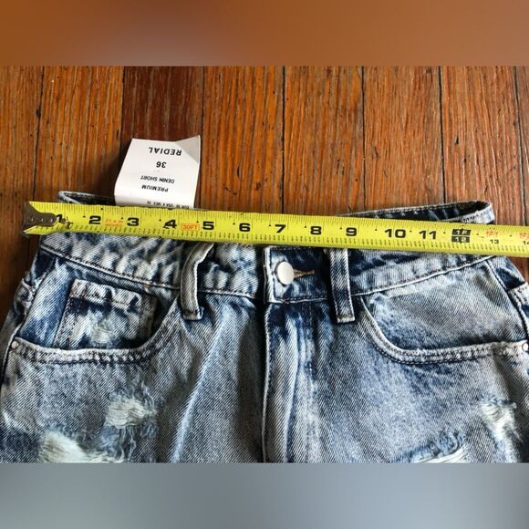 Redial || NWT Distressed Light Wash High Rise Denim Shorts SZ 4 - Picture 7 of 11